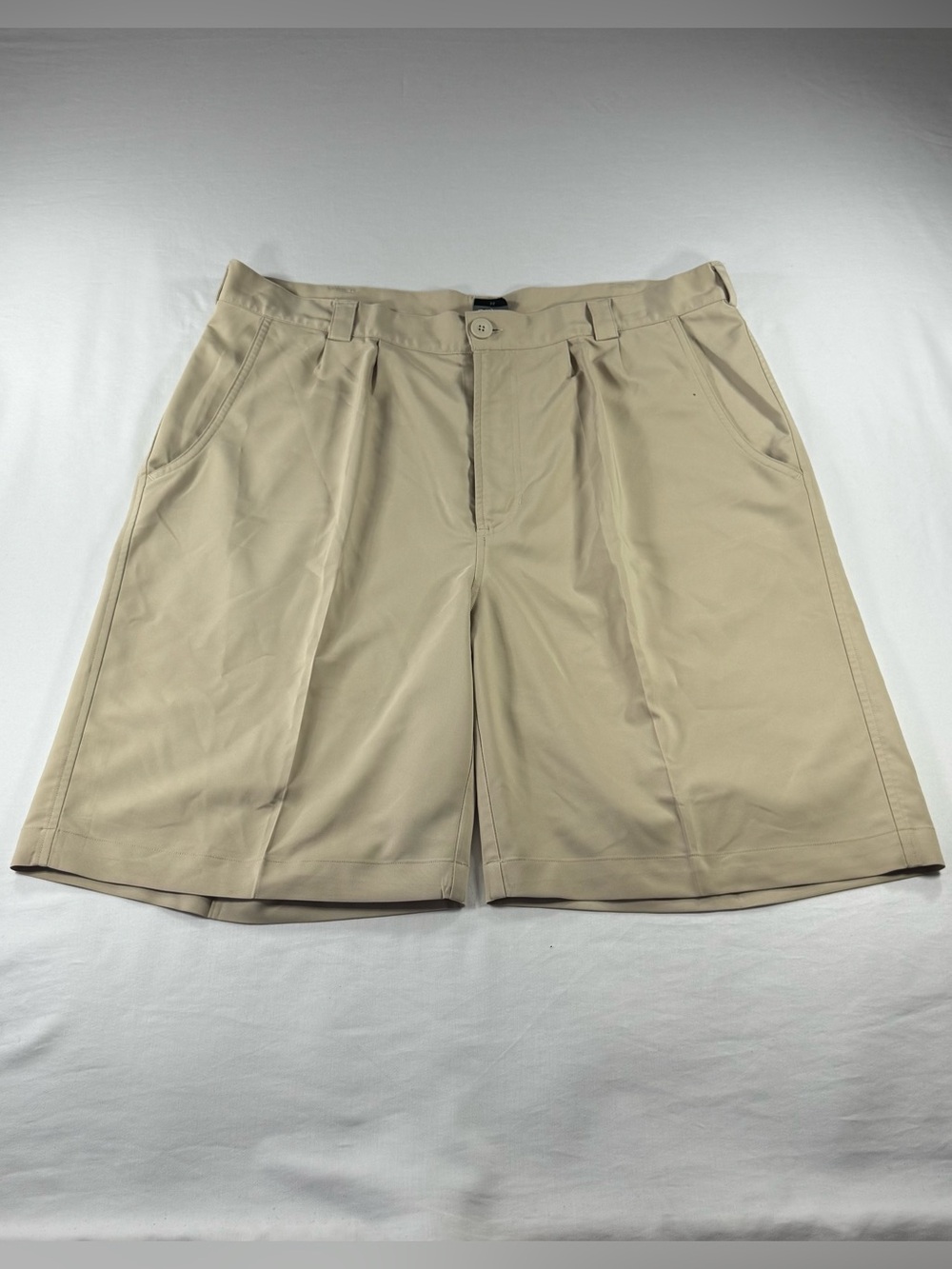 Under Armour Men’s Size 36 Khaki Beige Pleated Chino Golf Shorts